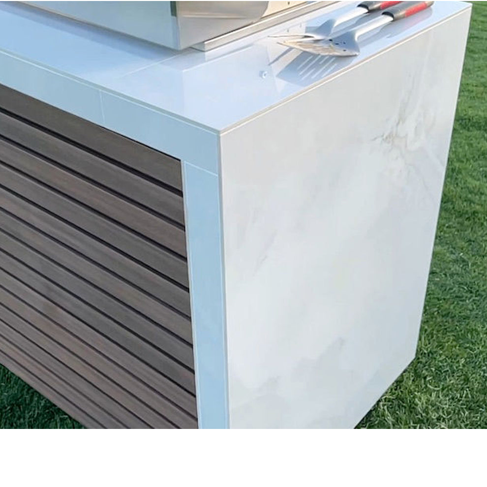 Isla Kokomo - Cocina clásica al aire libre con revestimiento de madera y borde en cascada