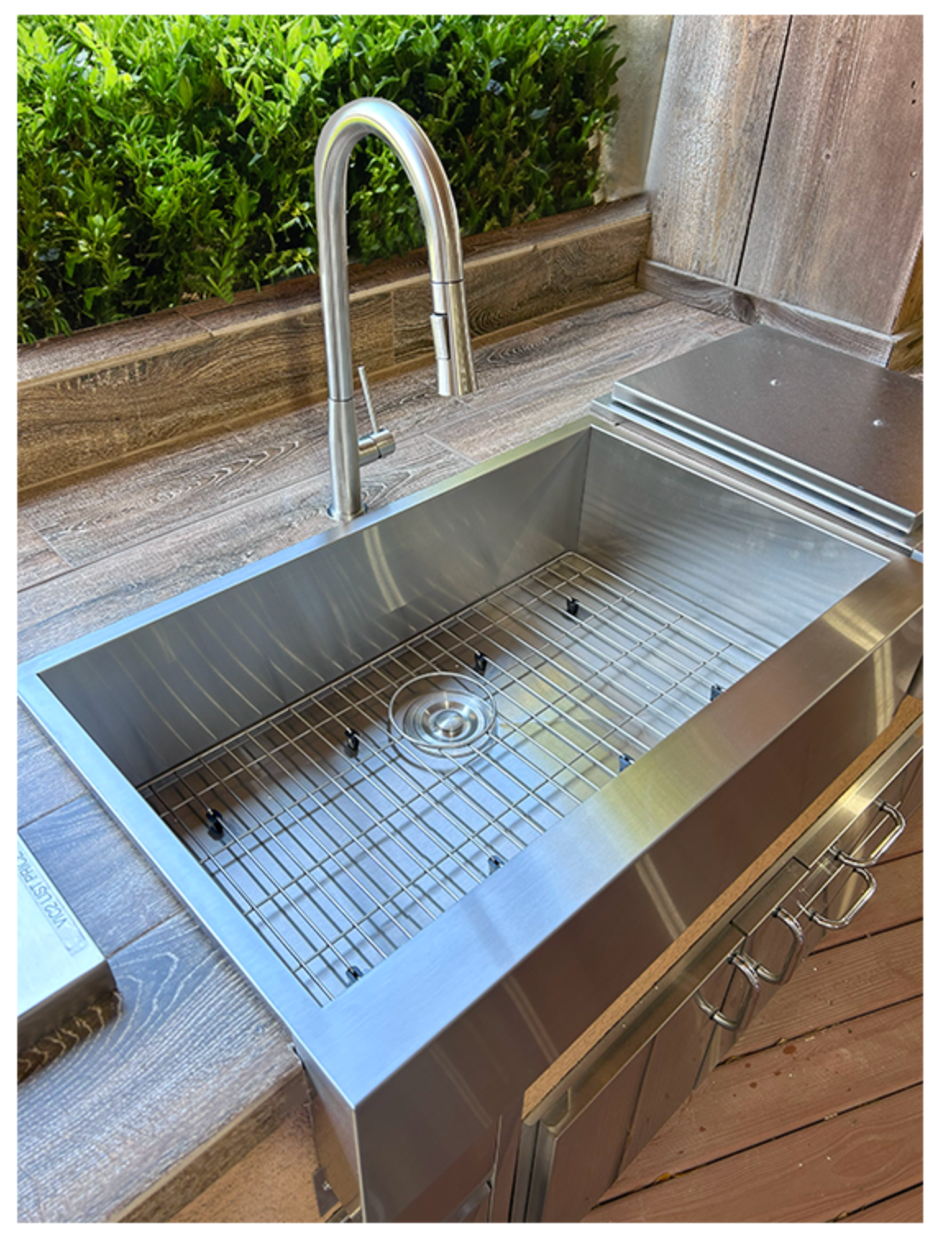 RCS - 32" Outdoor Rated Farmhouse Sink w/Faucet & Grate